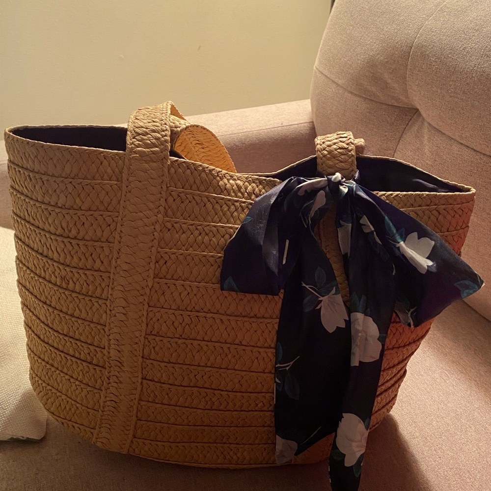 New Draper James lined straw Bag with navy floral design scarf.